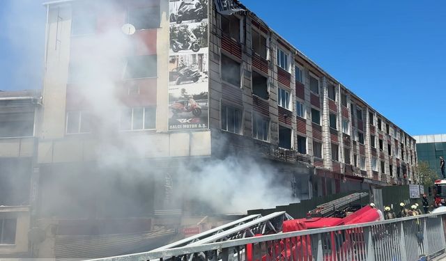 E-5 kenarındaki metruk binada yangın: Yan yolda trafik kilitlendi