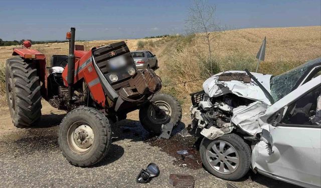 Edirne'de traktör ile otomobil çarpıştı: 2 yaralı