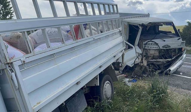 Elazığ'da kamyonetler çarpıştı: 2 yaralı