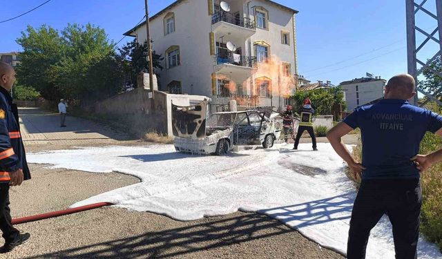 Elazığ'da yanan araç küle döndü