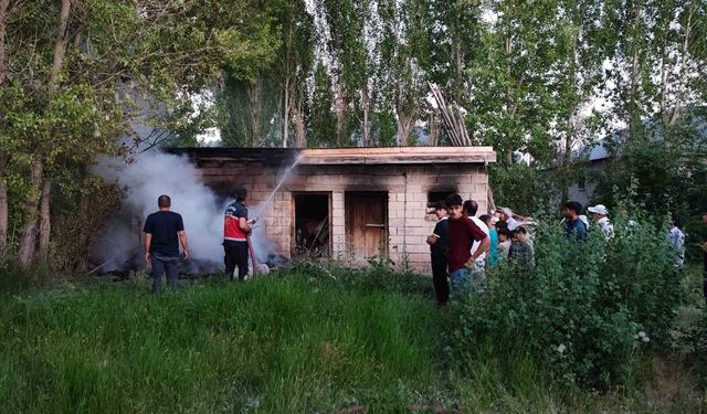 Erciş'te odunluk yangını