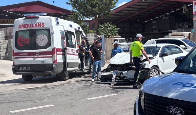 Erzincan'da 3 araçlı trafik kazası güvenlik kamerasına yansıdı