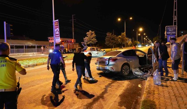 Erzincan'da iki otomobil çarpıştı: 5 yaralı