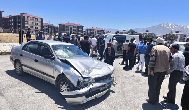 Erzincan'da maddi hasarlı trafik kazası