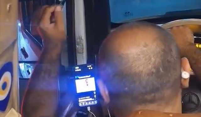 Esenyurt'ta minibüs şoförünün seyir halindeyken video izlediği anlar kamerada
