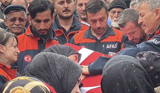 Eşi tabutuna son kez sarıldı, babası namazını kıldırdı: AFAD personeline hüzünlü veda