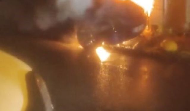 Fatih'te otomobili alevlere teslim oldu, araç sahibi 'kundaklama' iddiasında bulundu