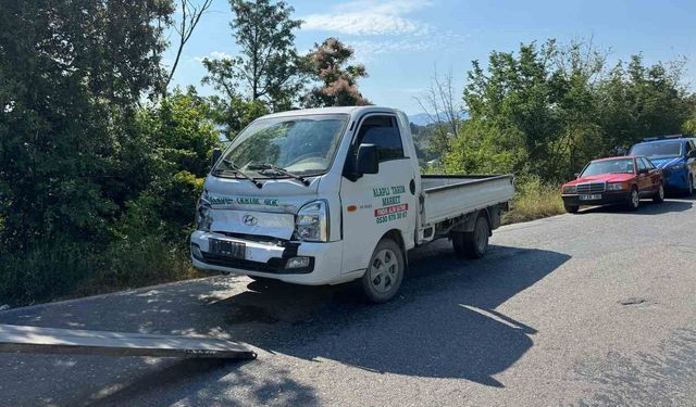 Freni boşalan kamyonet tarım aracına çarptı: 1 yaralı