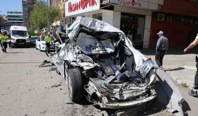 Freni patlayan kamyon caddeyi savaş alanına çevirdi: 10 araç zarar gördü, 5 yaralı