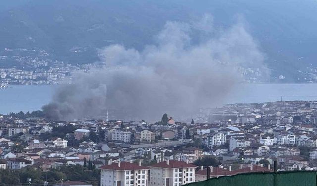 Gecekonduda çıkan yangın mahalleliyi sokağa döktü: Kundaklama şüphesi araştırılıyor