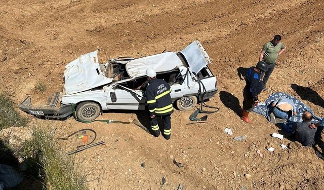 Gediz'de otomobil tarlaya uçtu, 2 yaralı