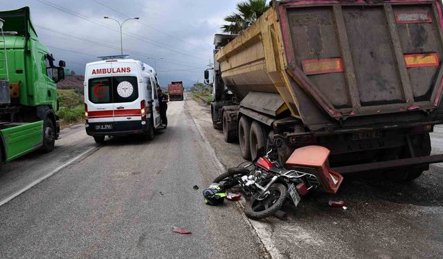 Hafriyat kamyonuyla çarpışan motosikletin sürücüsü yaralandı