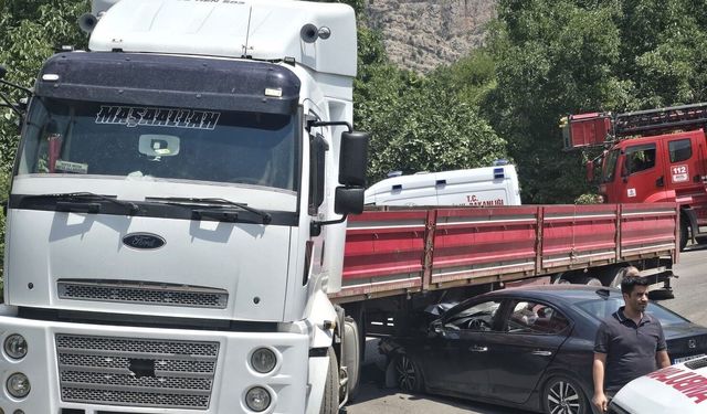 Hakkâri'de otomobil tıra çarptı: 1 yaralı