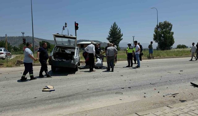 Hatay'da seyir halindeki iki otomobil çarpıştı: 1'i ağır 2 yaralı