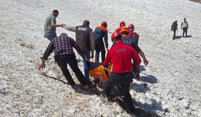 Helil Vadisi'nde ayağı kırılan vatandaş askeri helikopterle kurtarıldı