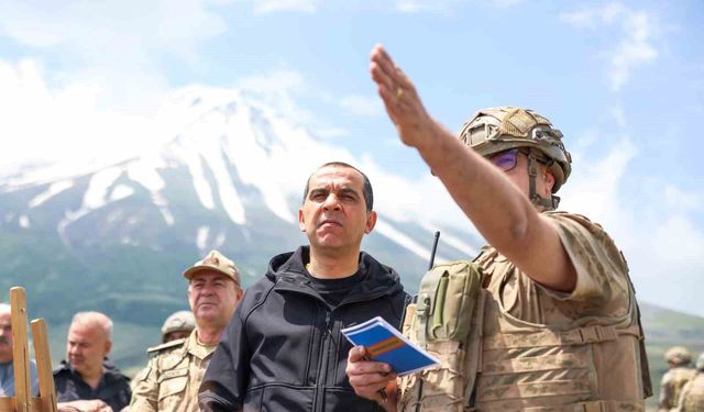 Iğdır Valisi Taşolar, sınır hattındaki karakol ve üs bölgelerini ziyaret etti