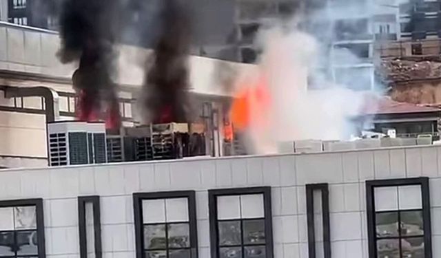 İnşaatı devam eden hükumet konağı çatısında korkutan yangın