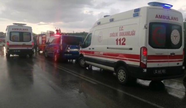 Isparta'da tur minibüsü şarampole yuvarlandı: 4 ölü, 16 yaralı