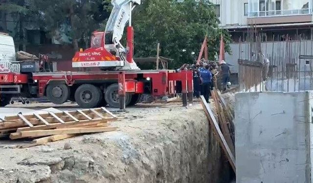 Kamyondan dökülen hafriyatın altında kalan 2 işçi yaralandı