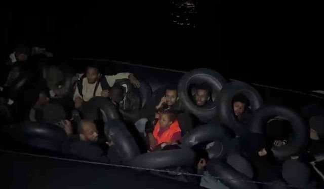 Karaburun açıklarında sürüklenen lastik bottaki 31 göçmen kurtarıldı