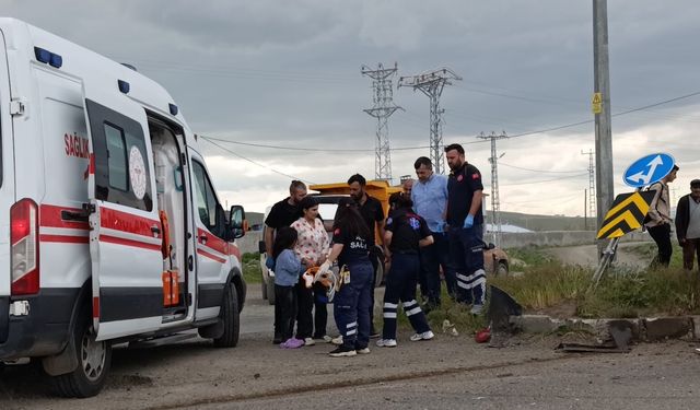 Kars'ta 2 araç çarpıştı: 3'ü çocuk 5 kişi yaralandı