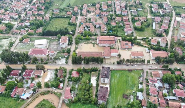 Kastamonu'da dolu yağışı hayatı felç etti: İlçe beyaza büründü, ev ve iş yerlerini su bastı