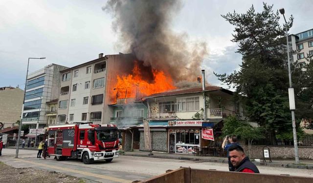 Kızılcahamam'da iki katlı binanın çatısı yandı