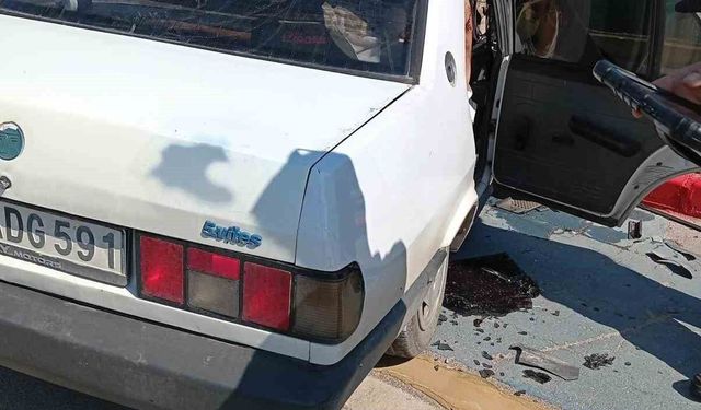 Kocaeli'de kaldırıma çarpan otomobilin sürücüsü yaralandı