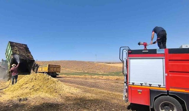 Kurtalan'da saman yüklü römork alevlere teslim oldu