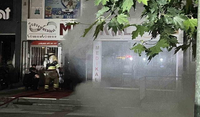 Manisa'da medikal ürünler satan iş yerinde yangın