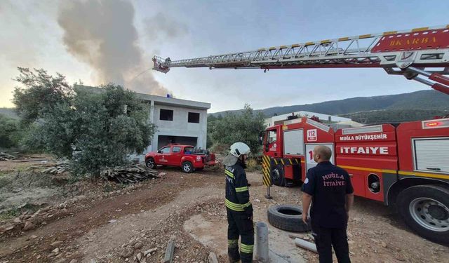 Milas'taki çatı yangını söndürüldü