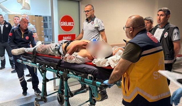 Motosiklet, elektrik direğine çarptı: 1'i ağır 2 yaralı