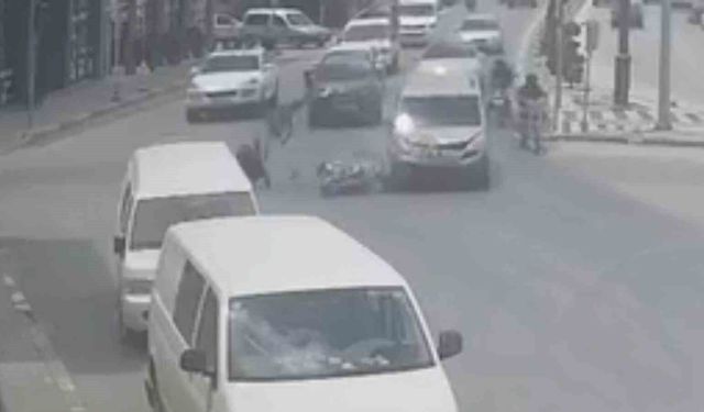 Motosikletteki 2 kişinin ölümden döndüğü kaza kamerada