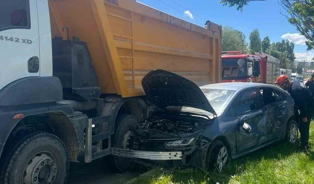 Muş'ta kamyon ile otomobil çarpıştı: 1 yaralı