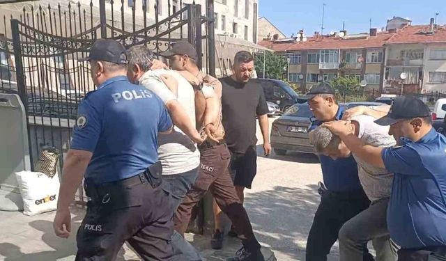 Okul girişinde bekçiyi darp eden 2 şahıs tutuklandı