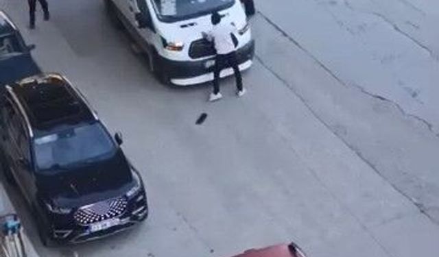 Önünü kestiği yolcu minibüsünü yumrukladı