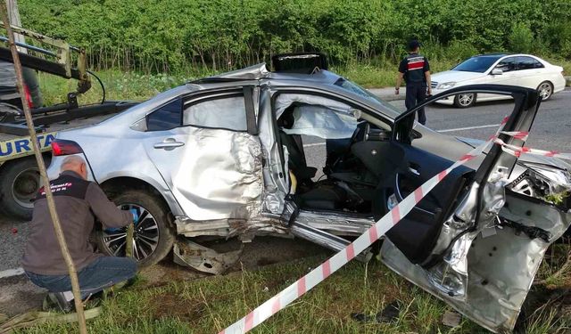 Ordu'da otomobil, ağaç ve aydınlatma direğini devirdi: 4 yaralı