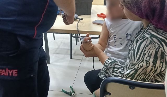 Osmaniye'de parmağı duş başlığına sıkışan çocuğu itfaiye kurtardı