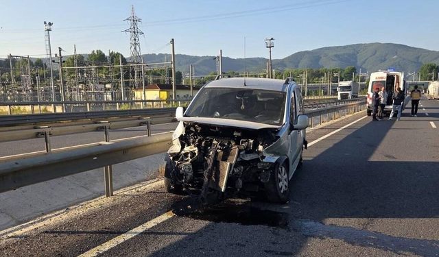 Otomobil hafif ticari araca arkadan çarptı, 1 kişi yaralandı