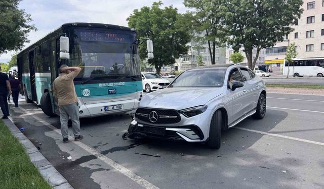 Otomobil halk otobüsü ile çarpıştı: 1 yaralı