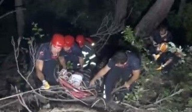 Otomobil uçuruma yuvarlandı: 3 yaralı 100 metrelik uçurumdan kurtarıldı