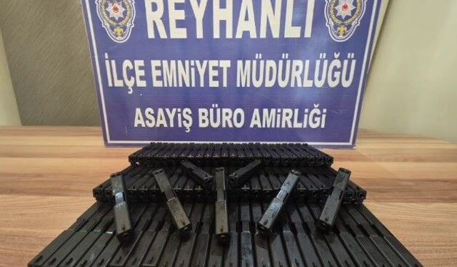 Otomobilin bagajındaki zuladan onlarca silah parçası çıktı