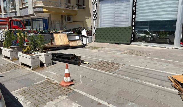 Otomobilinin pedallarını karıştıran sürücü dükkana daldı, içerdeki çalışan ezilmekten son anda kurtuldu