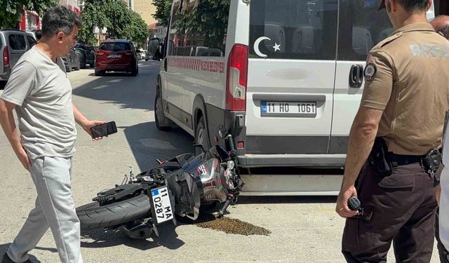 Otomobille çarpışan motosikletli az kalsın minibüsün altında kalıyordu