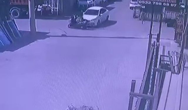 Otomobille motosikletin çarpıştığı kaza anı kameraya yansıdı: 1 yaralı