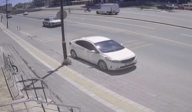 Panelvanın çarptığı elektrikli bisiklet sürücüsü ağır yaralandı