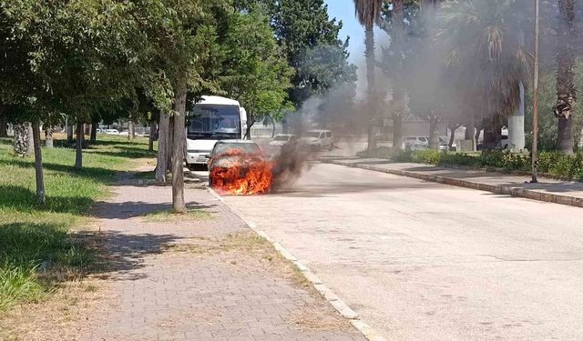 Park halinde yanan otomobil kullanılmaz hale geldi