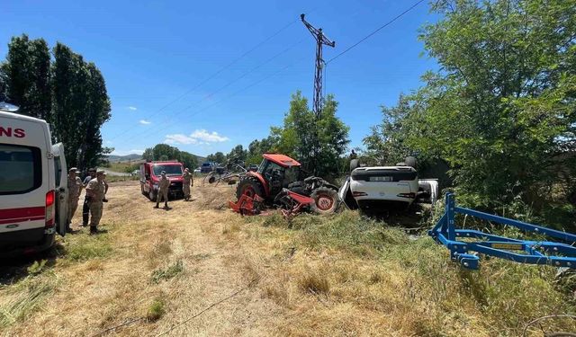 Park halindeki traktöre çarpan otomobil ters döndü: 1 yaralı