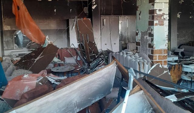Reyhanlı'da iş yeri alevlere teslim oldu