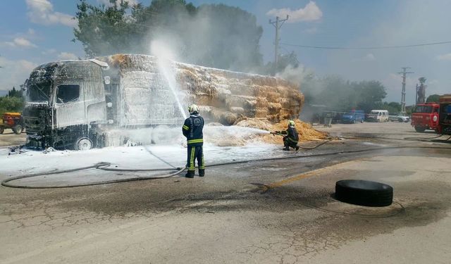 Sarayköy'de saman yüklü tır alev alev yandı